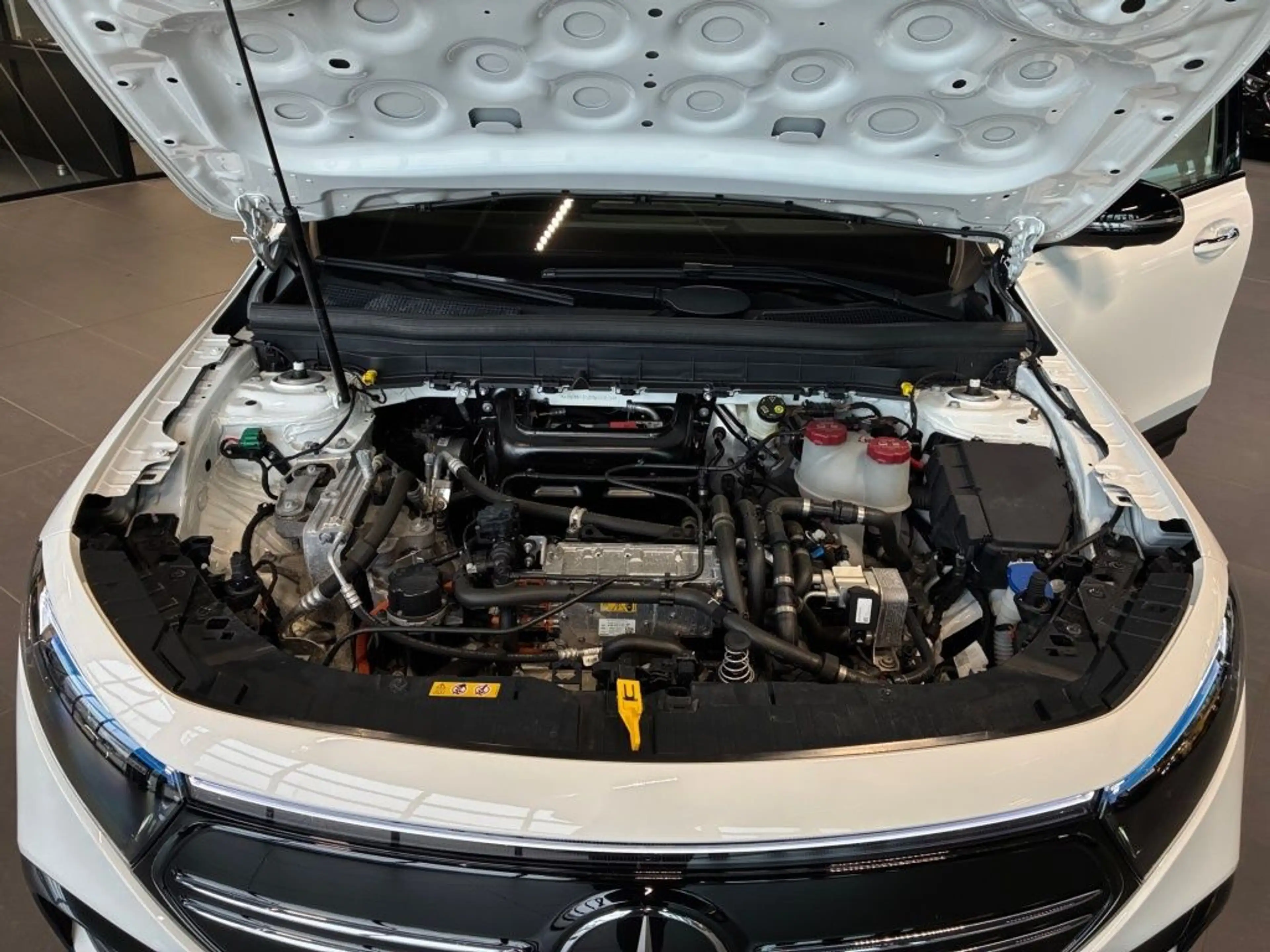 Mercedes-Benz EQB 300 4M AMG NIGHT+LED+DISTR+HuD+SOUND+PANO — photo 4