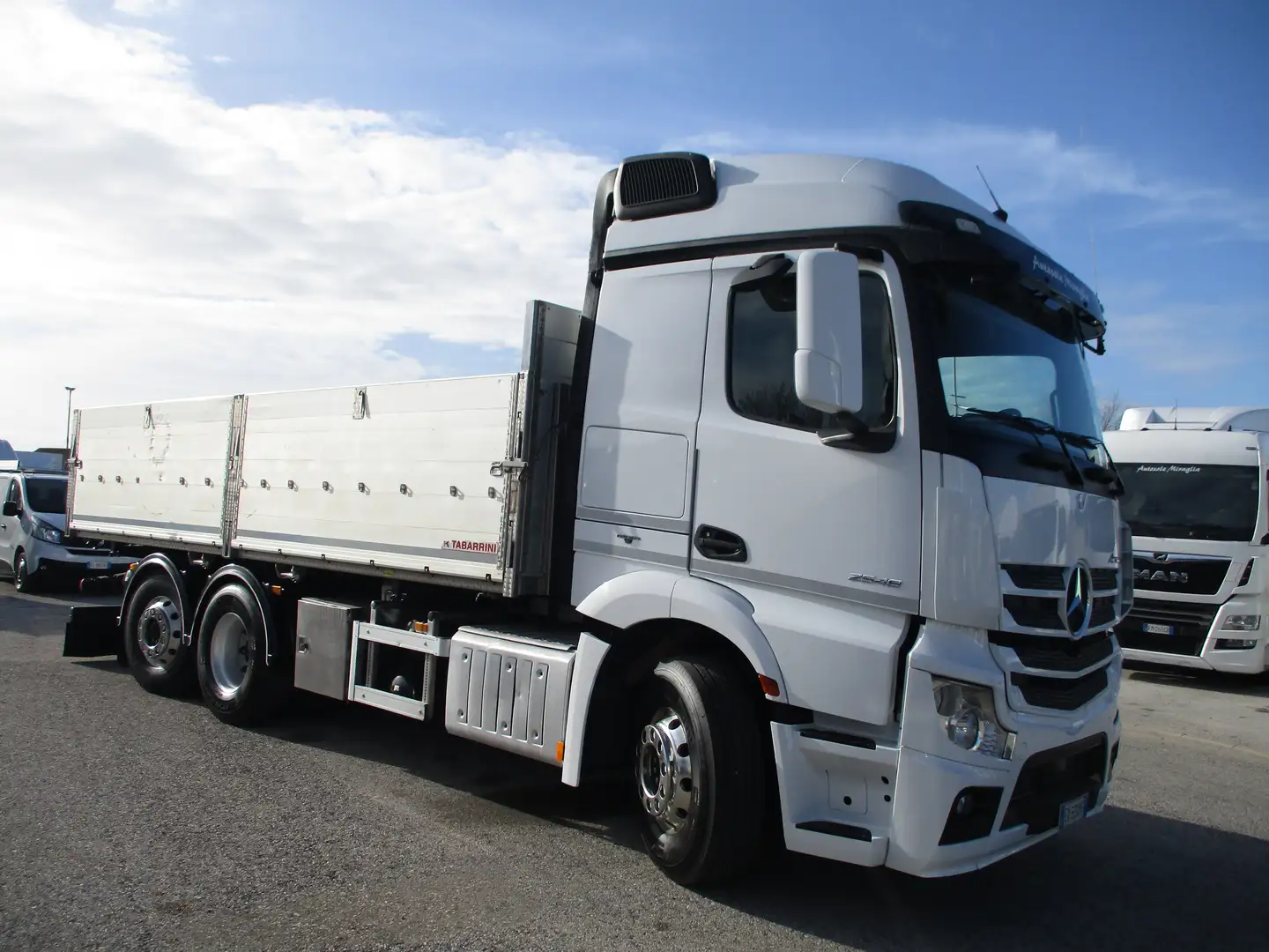 Mercedes-Benz Actros 25-48 EURO 6 RIBALTABILE BILATERALE INOX ACQUATARD Bílá - 2