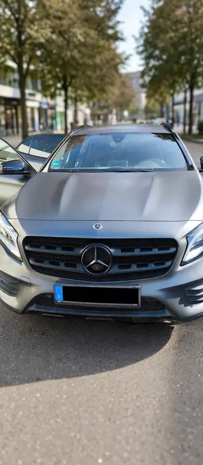 2017 Mercedes-Benz GLA 200 GLA 200 Urban, photograph 3