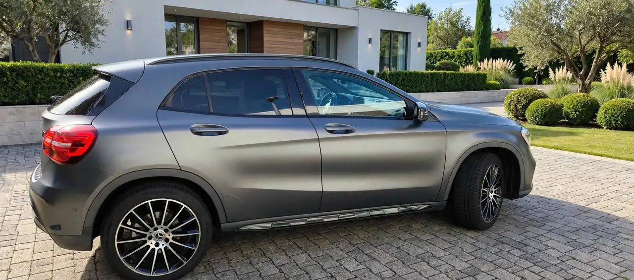 2017 Mercedes-Benz GLA 200 GLA 200 Urban, photograph 4