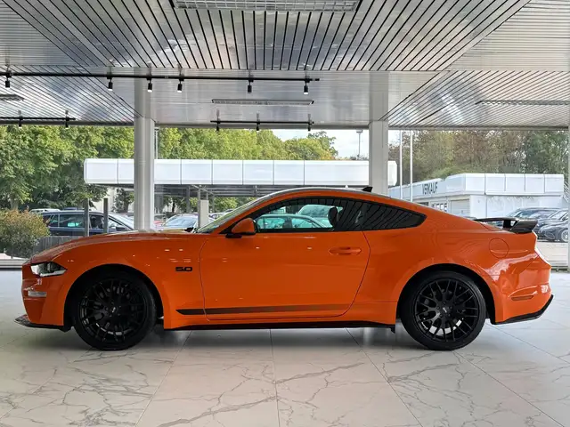 Ford Mustang view 3
