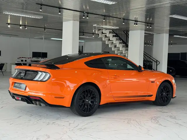 Ford Mustang view 5