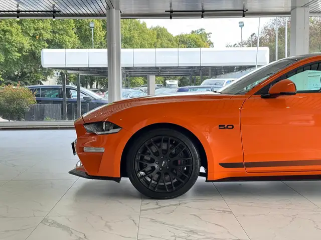 Ford Mustang view 4