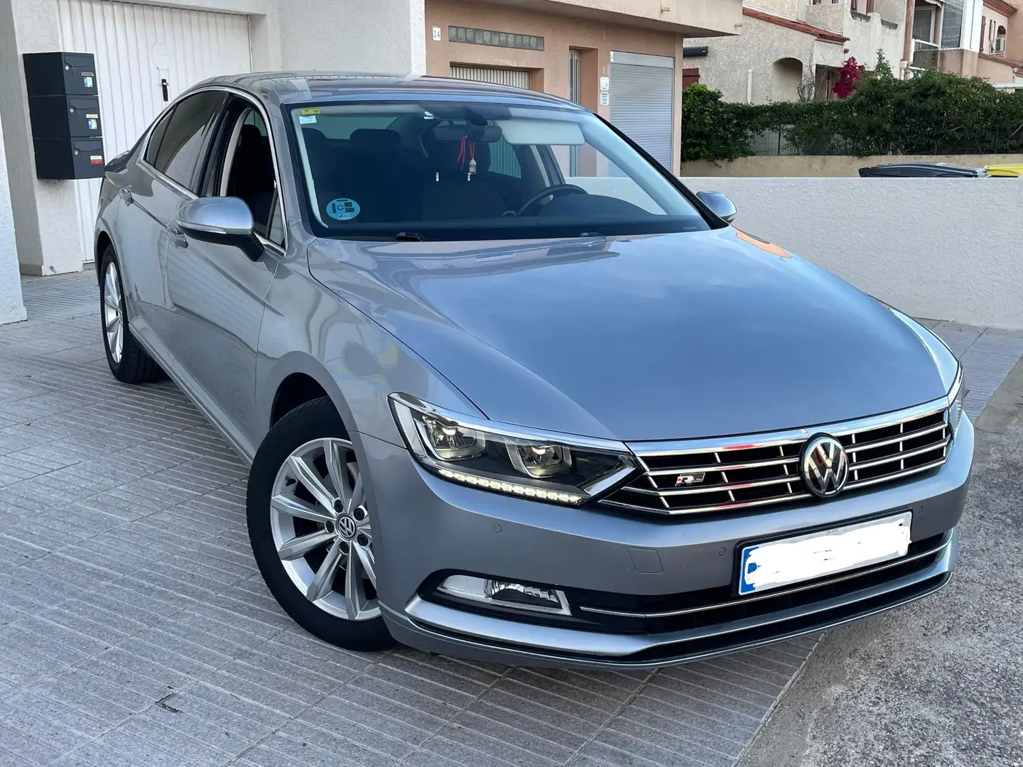 Volkswagen Passat 2.0TDI R-Line Exclusive DSG7 110kW - 1