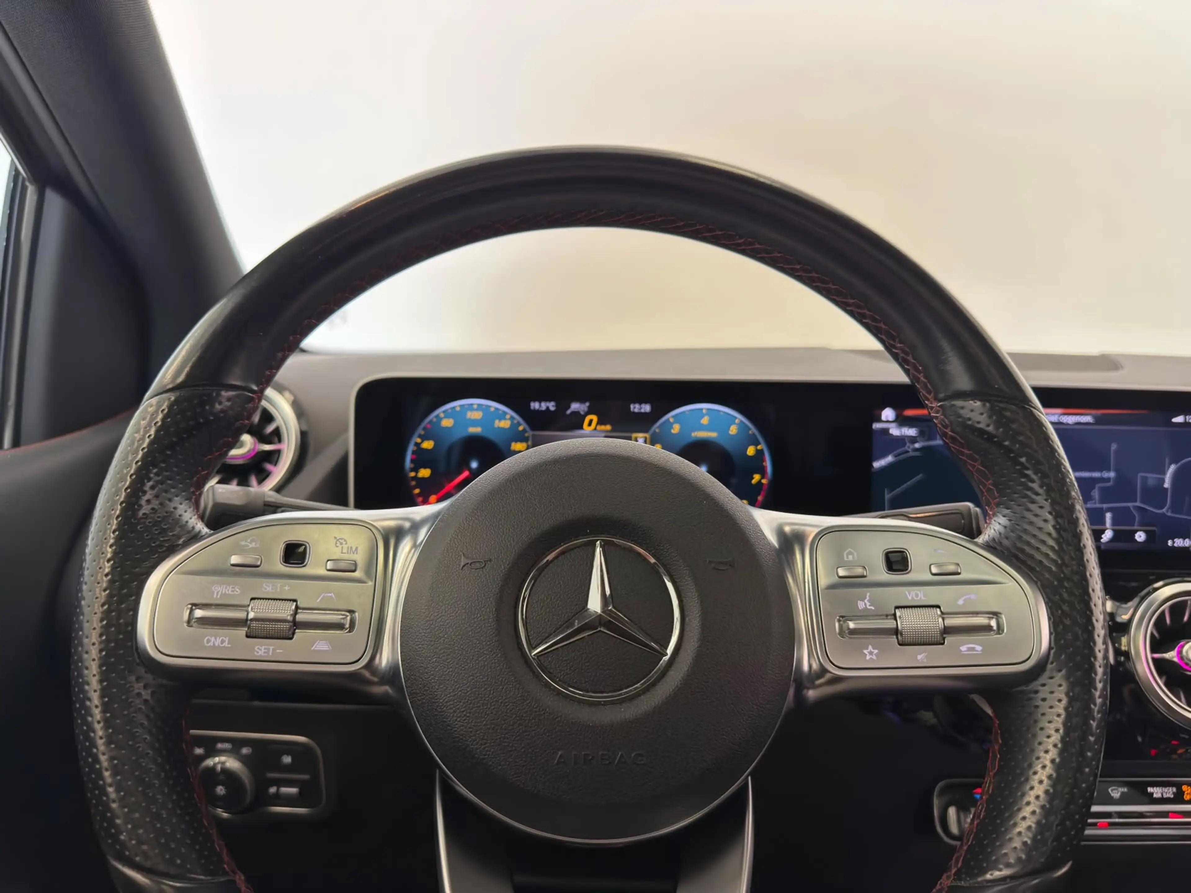 Mercedes-Benz B 180 AMG / NL-auto / 1e eig. / Burmester / Pano — photo 12