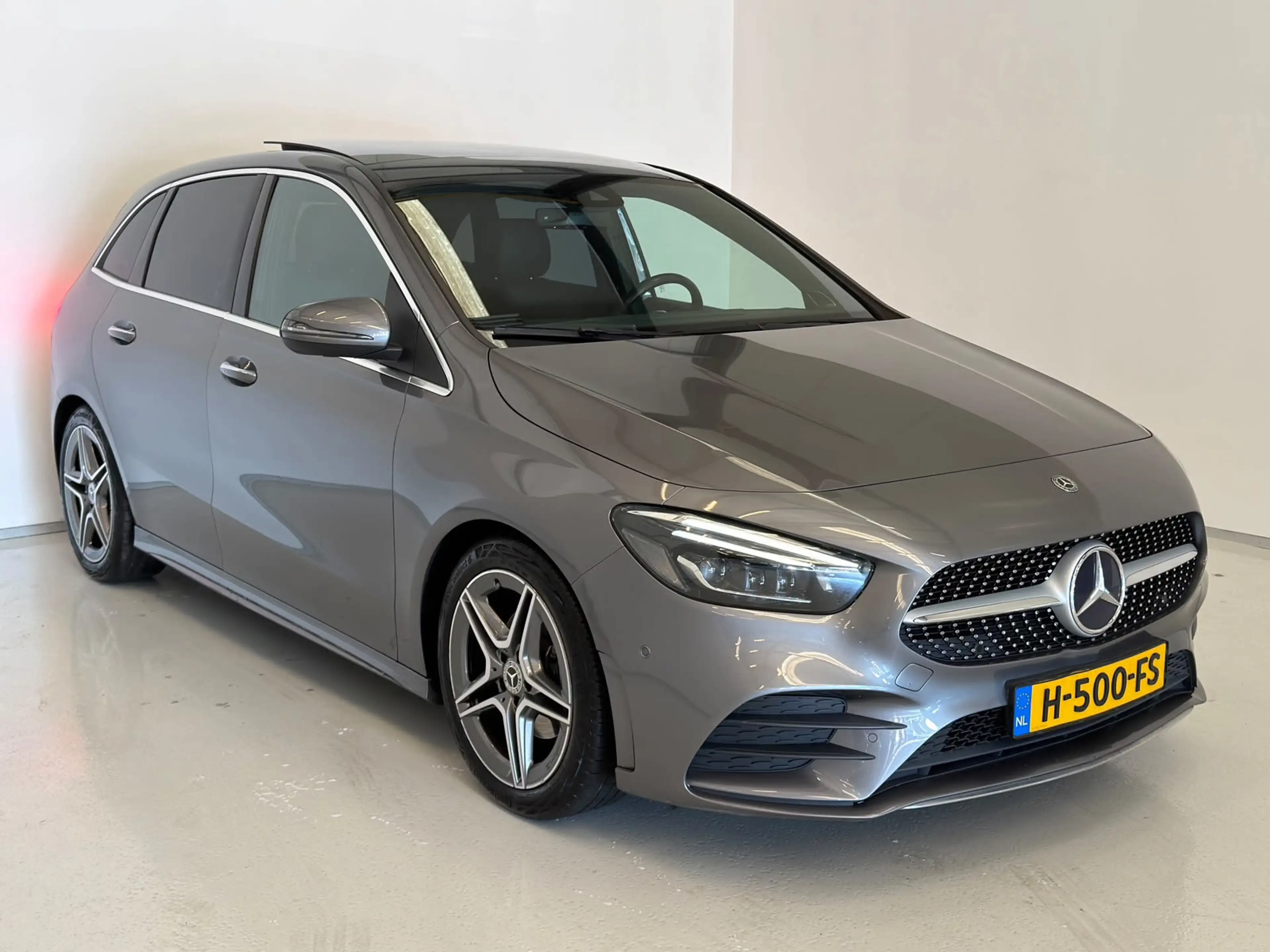 Mercedes-Benz B 180 AMG / NL-auto / 1e eig. / Burmester / Pano — photo 2