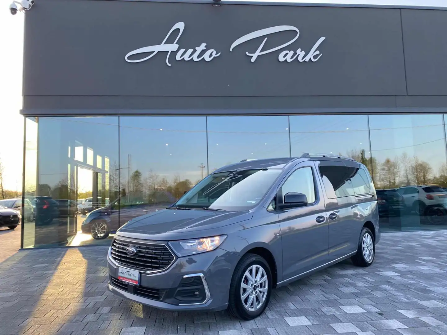 Ford Tourneo Grand Tourneo 2.0 EcoBlue 122 CV Autom. Titanium Gris - 1