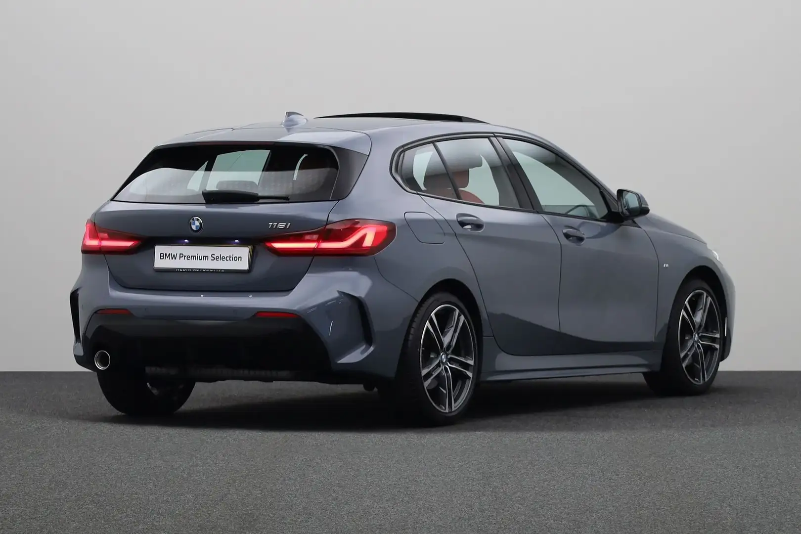 BMW 118 1-serie 118i High Executive Edition | M-sportpakke Grijs - 2