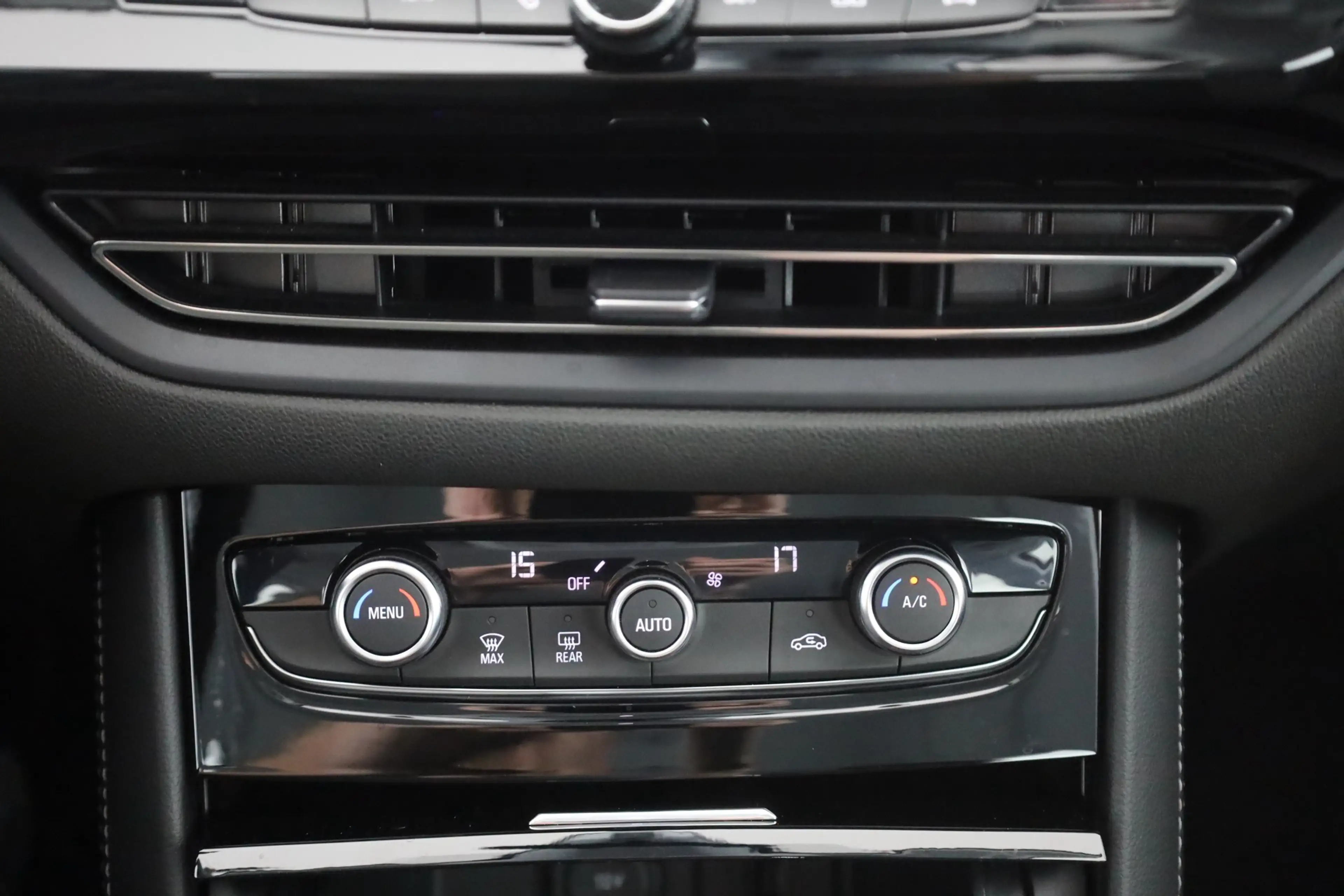 Opel Grandland (X) 1.2 Turbo LED Kamera IntelliLink — photo 12