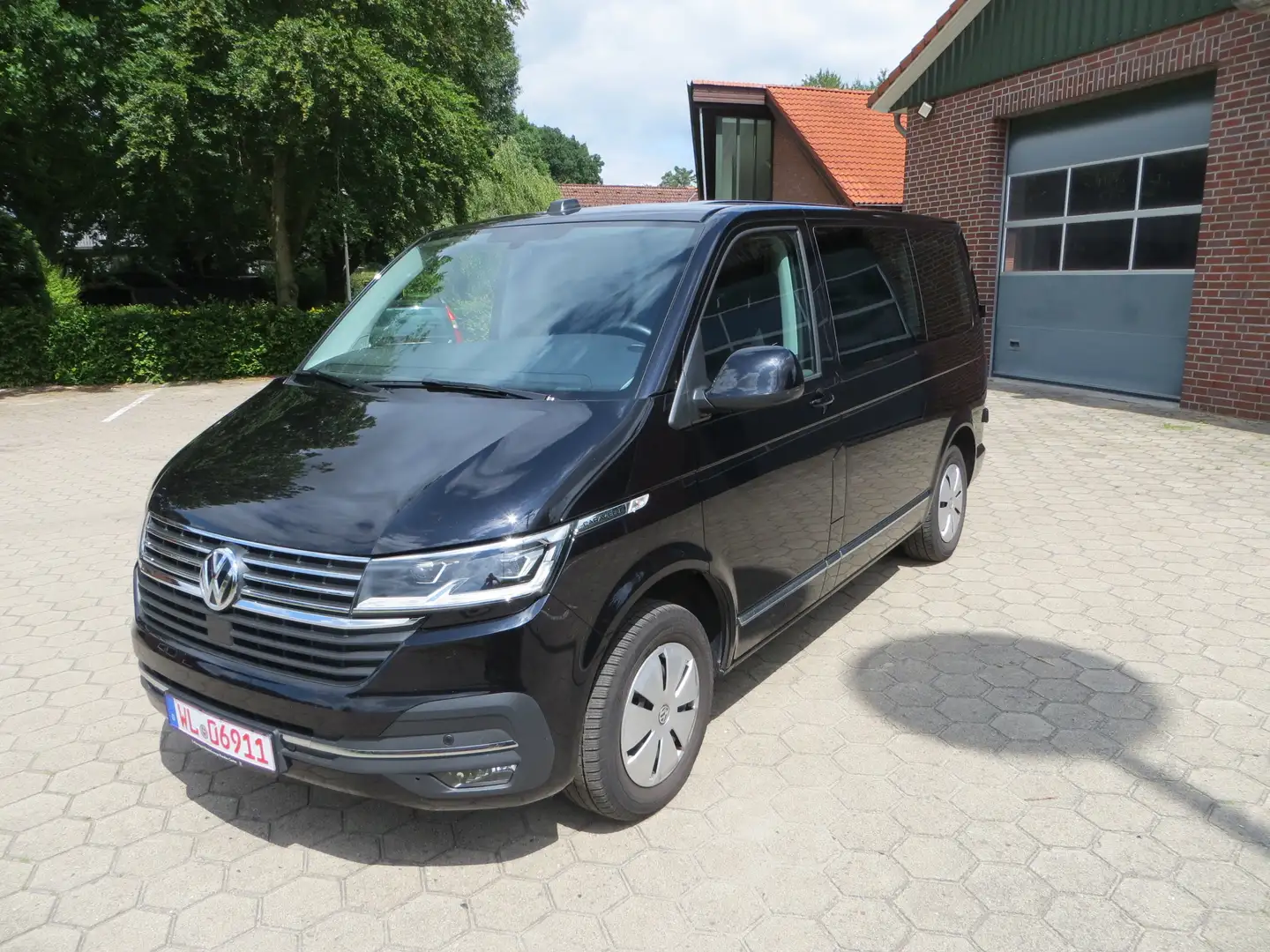 Volkswagen T6.1 Caravelle Caravelle CL Sitz+StndHzg LED ACC Kamera Schwarz - 1