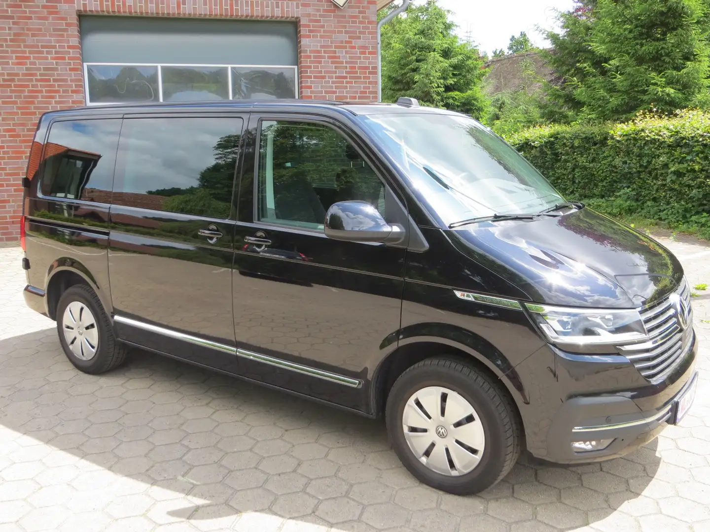 Volkswagen T6.1 Caravelle Caravelle CL Sitz+StndHzg LED ACC Kamera Schwarz - 2