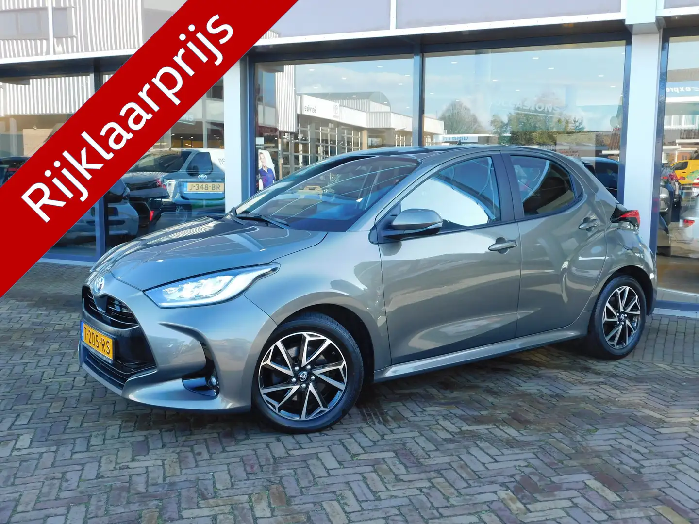Toyota Yaris 1.5 Hybrid Dynamic Grün - 1