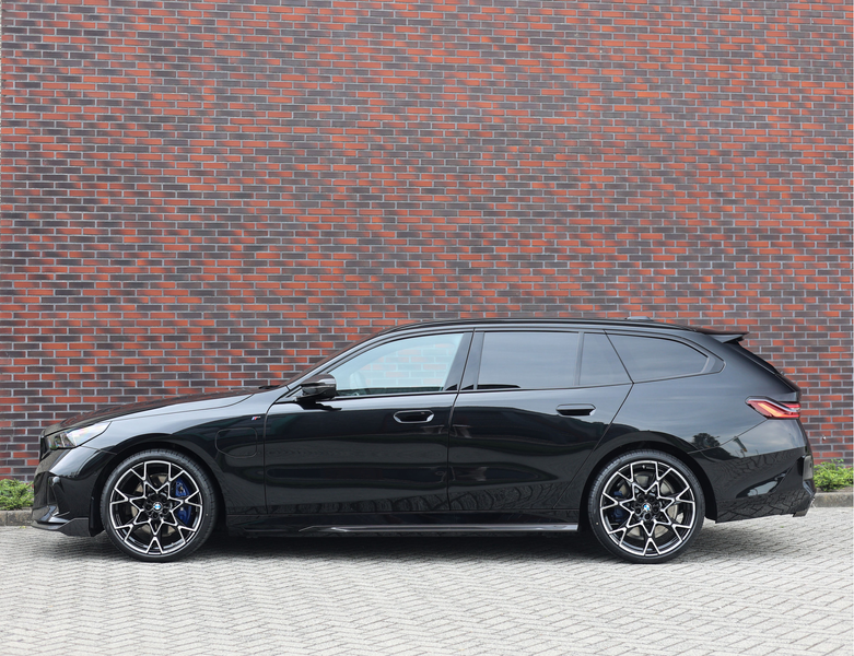 BMW 550 5-serie Touring 550e xDrive | M Performance - Pano — photo 17