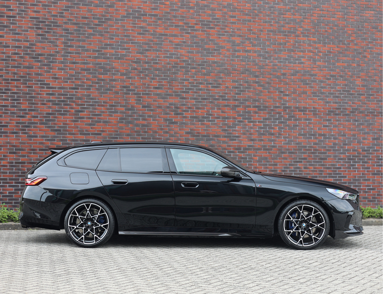 BMW 550 5-serie Touring 550e xDrive | M Performance - Pano — photo 16