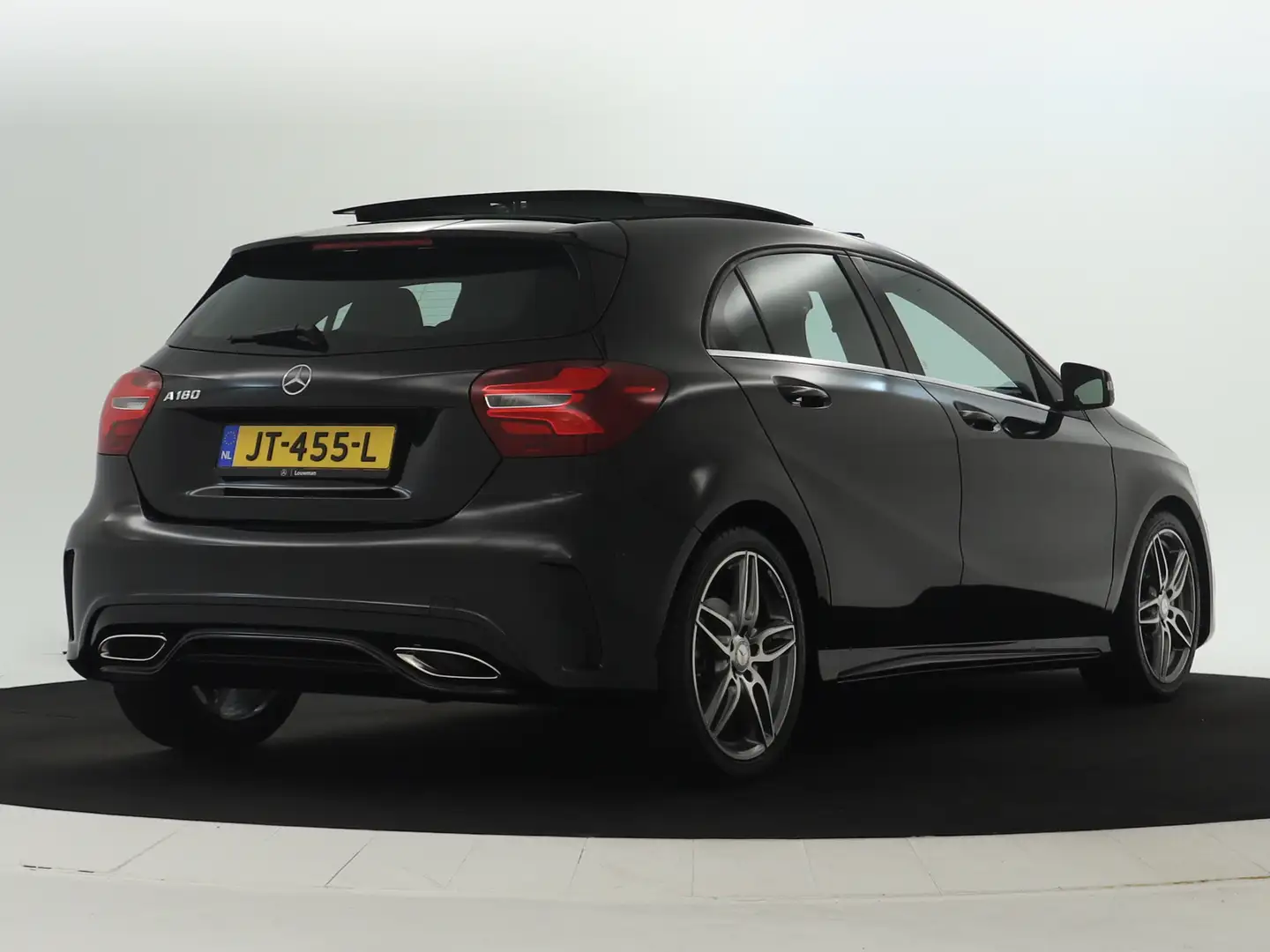 Mercedes-Benz A 180 AMG Sportpakket | Panoramadak | Stoelverwarming | Zwart - 2