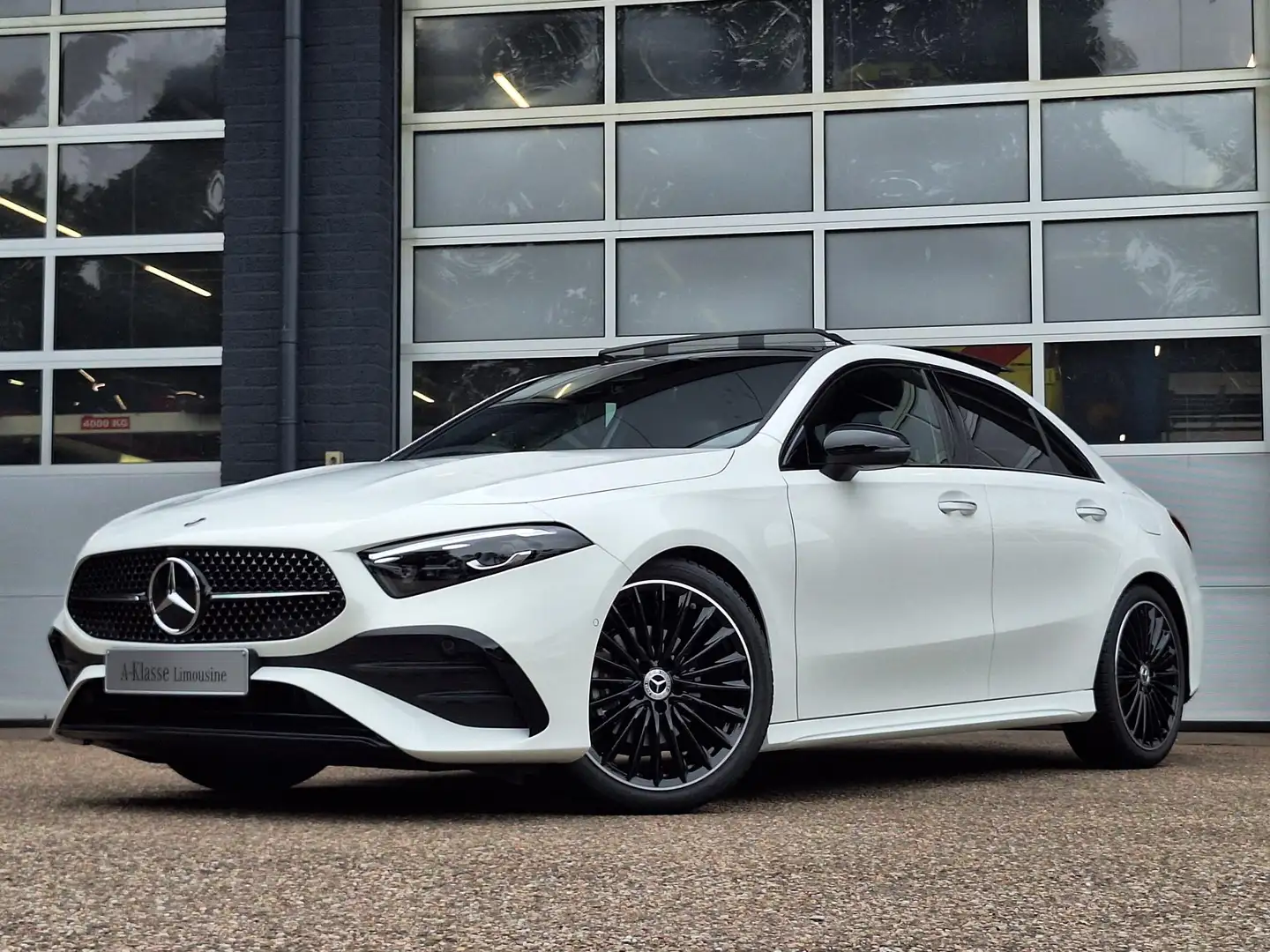 Mercedes-Benz A 180 Limousine Star Edition AMG LIMITED | Night Pakket Wit - 2