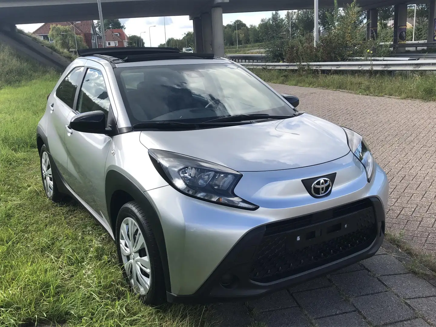 Toyota Aygo X 1.0 VVT-i S-CVT Pulse AUTOMAAT|CLIMATE|APPLE/ANDRO Grijs - 2