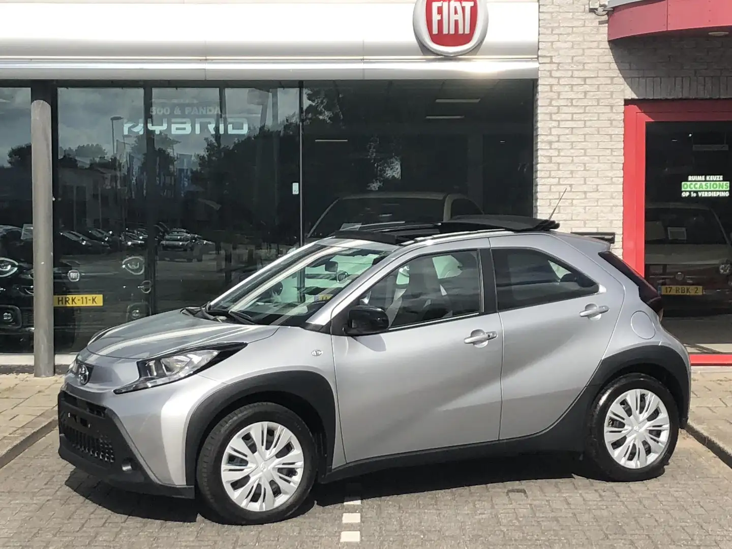 Toyota Aygo X 1.0 VVT-i S-CVT Pulse AUTOMAAT|CLIMATE|APPLE/ANDRO Grijs - 1