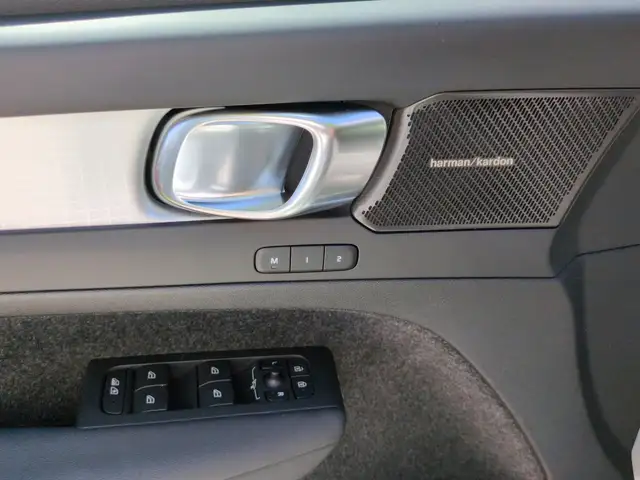 Volvo XC40 view 12