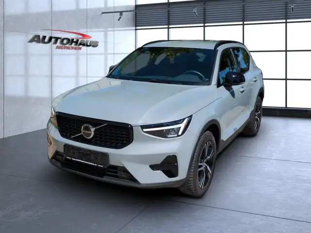Volvo XC40 view 3