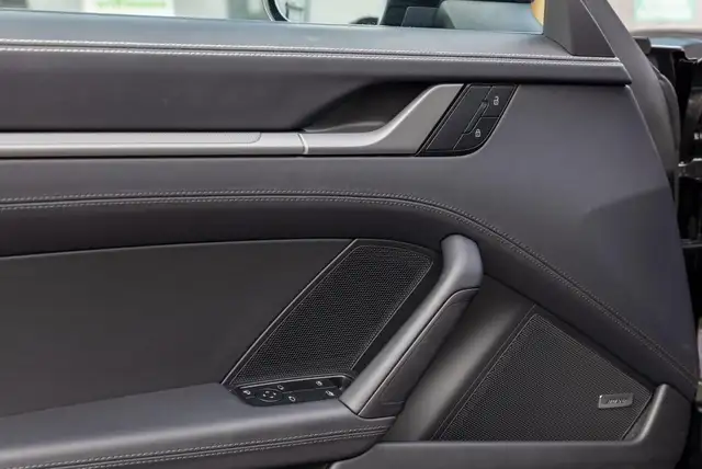 Porsche 911 view 12