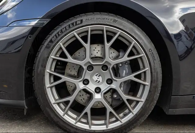 Porsche 911 view 8