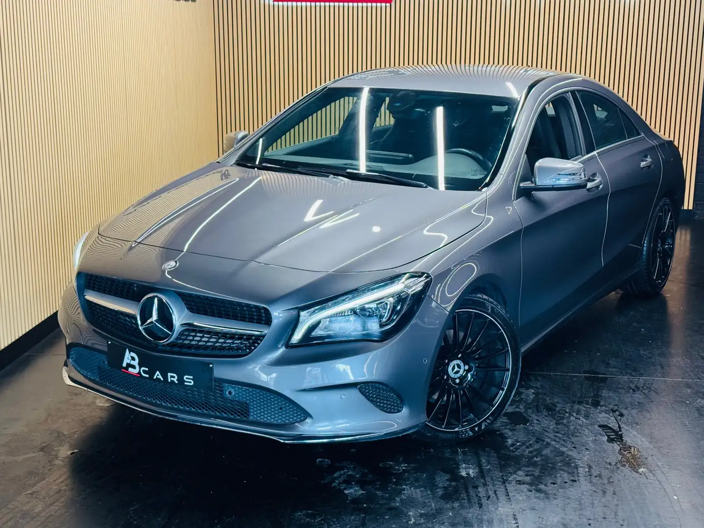 Mercedes-Benz CLA 180 D * GARANTIE 12 MOIS * LOOK PACK AMG * AUTO * Gris - 2