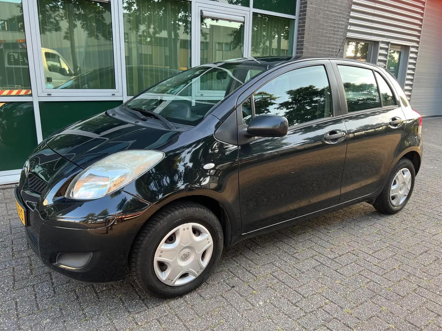 Toyota Yaris 1.0 VVTi Acces - ZWART - 5 DEURS - ZONDAG OPEN ! Zwart - 2