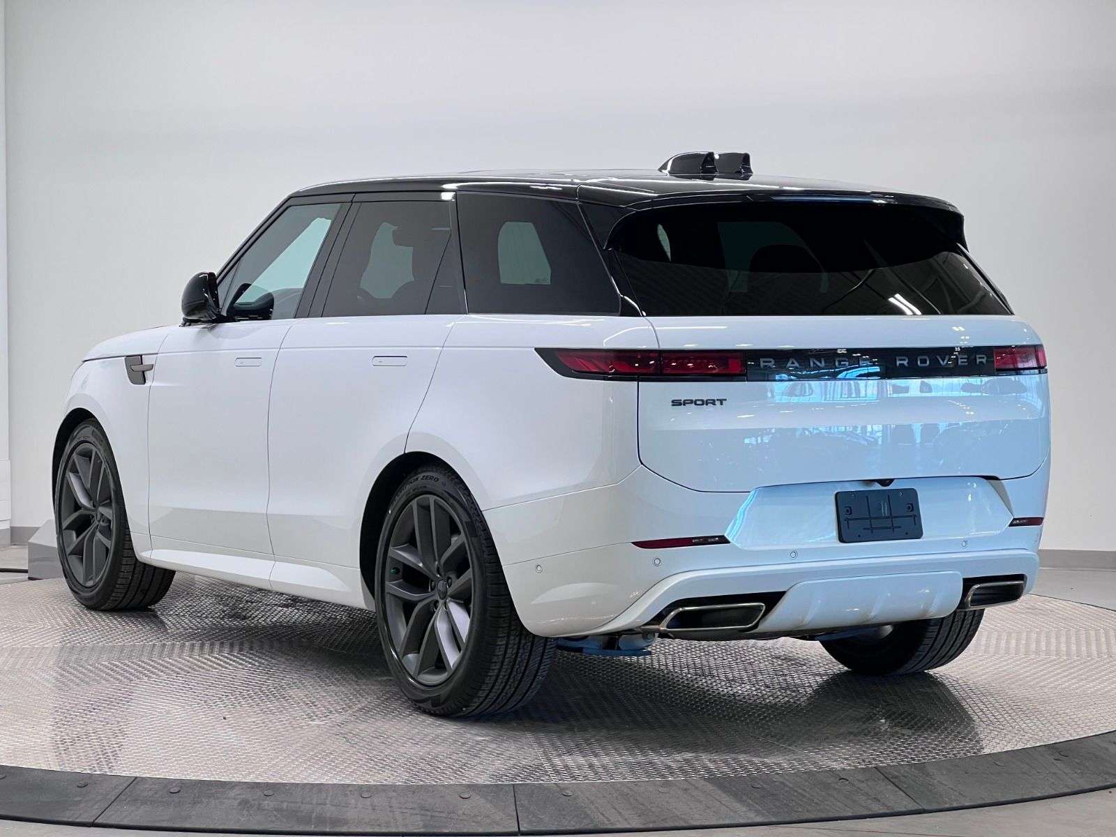 2026 Land Rover Range Rover Sport P400 DYNAMIC HSE alt 3