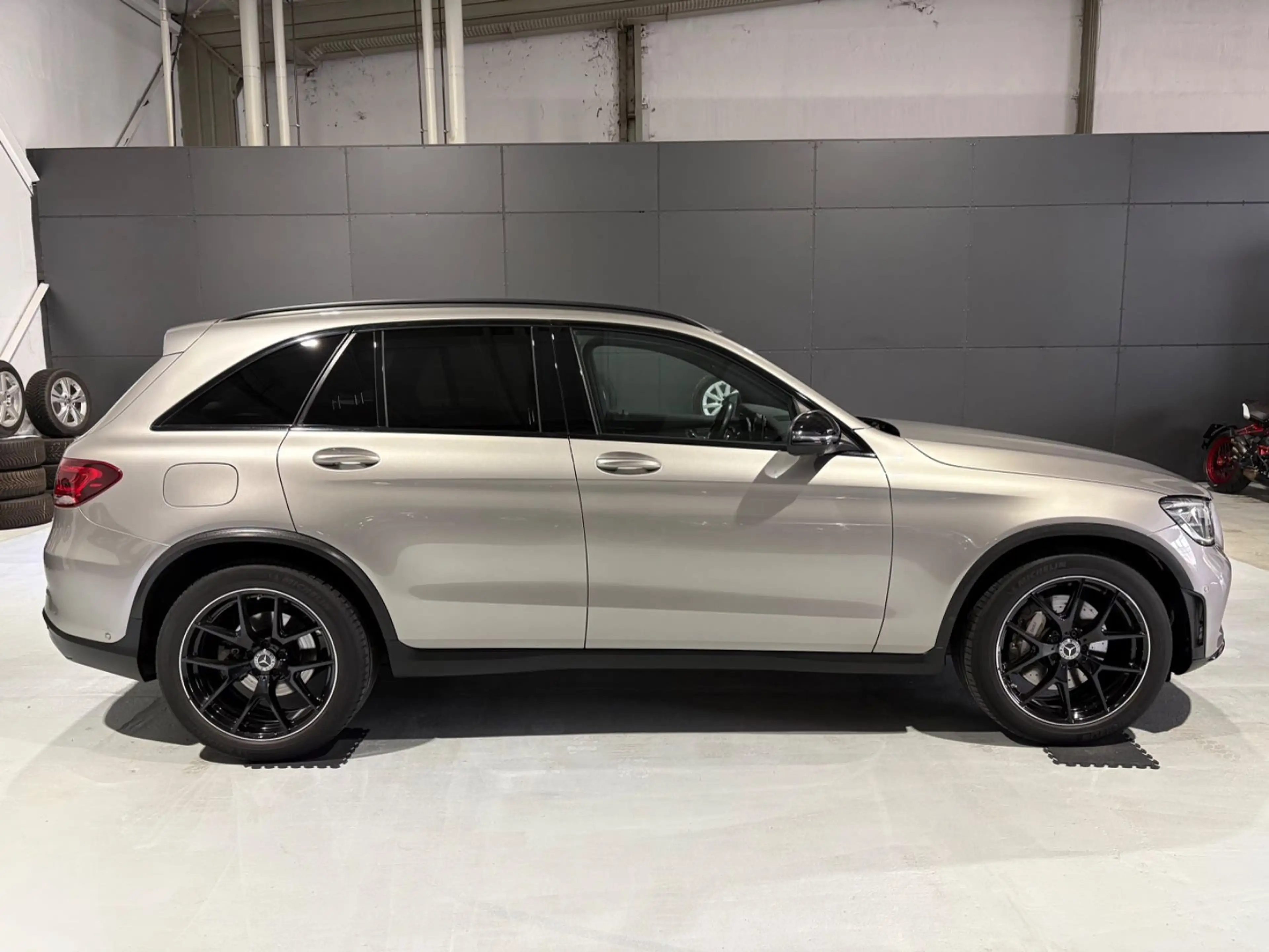 Mercedes-Benz GLC 200 4Matic*AMG Line*AHK*Leder* — photo 4