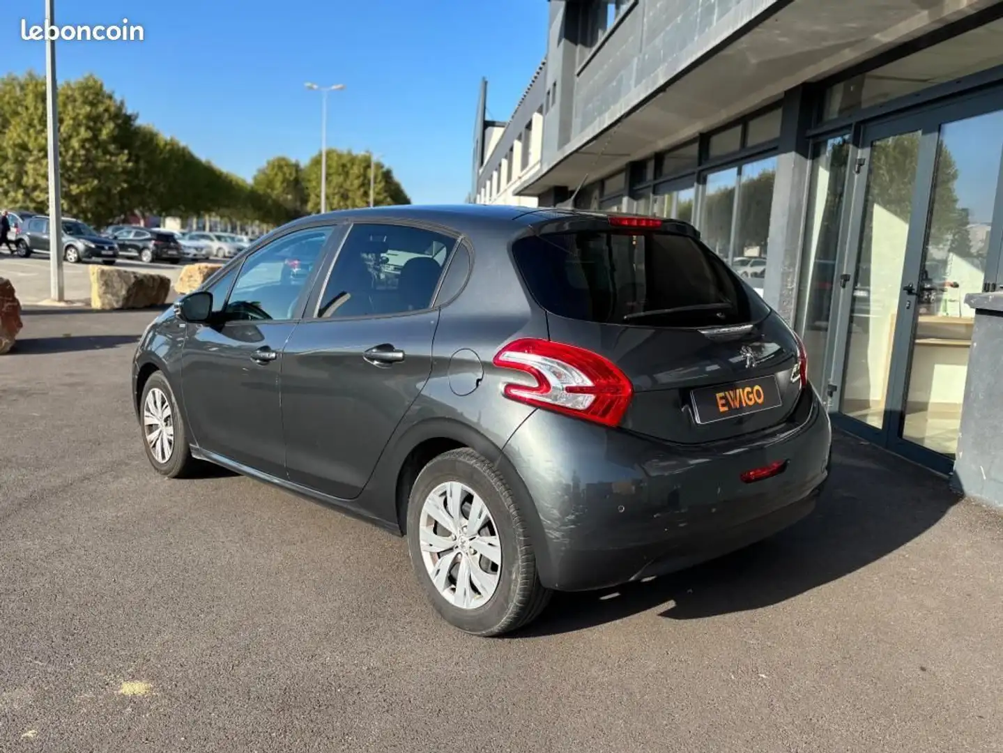 Peugeot 208 Finition STYLE 82CH 1.2 DISTRIBUTION FAITE Grau - 2