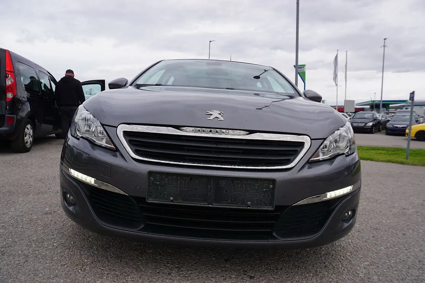 Peugeot 308 SW 2,0 BlueHDi 150 Allure Aut. Grau - 2