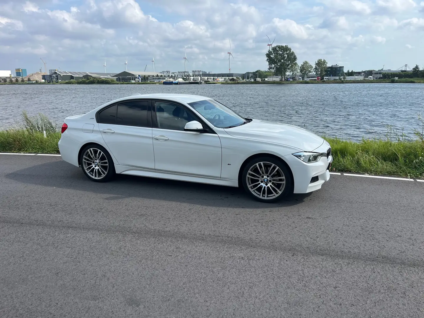 BMW 330 330e MSport, Harman & Kardon, alcantara Alb - 2