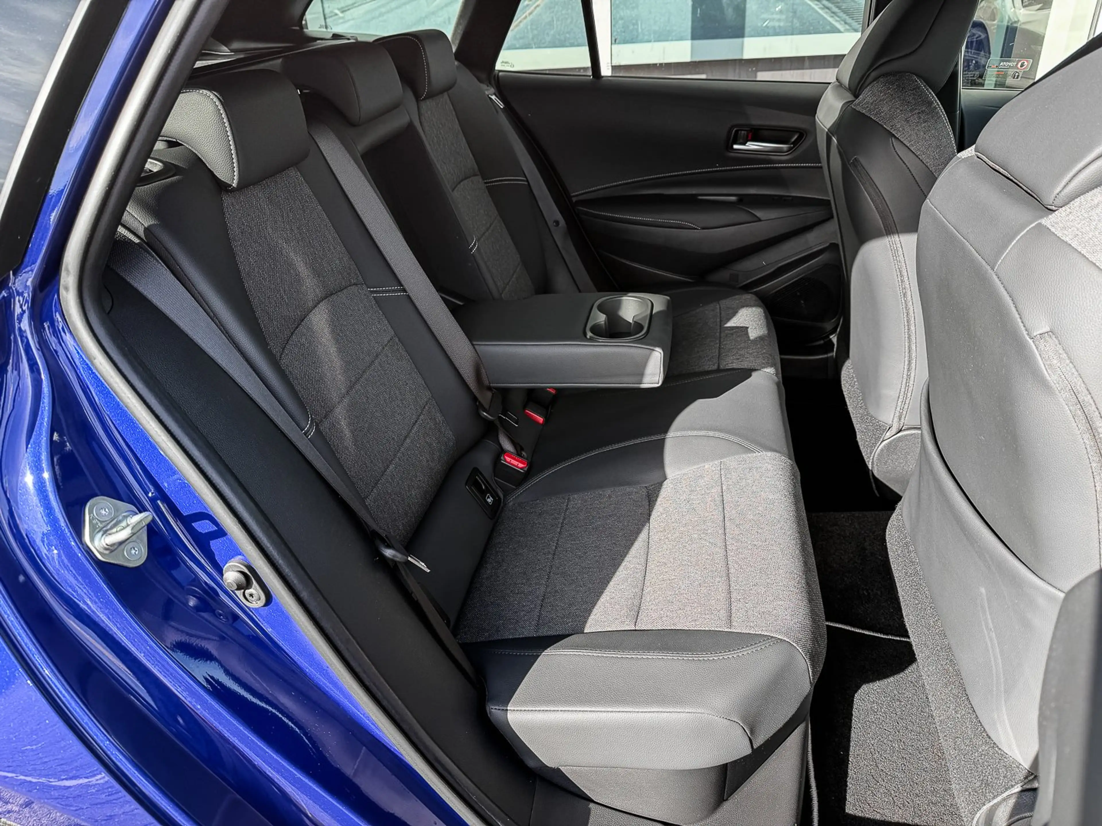 Toyota Corolla 2.0 l Hybrid TS. Technik Paket — photo 14