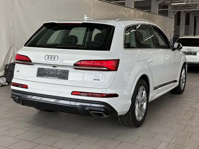 Audi Q7 view 8