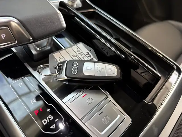 Audi Q7 view 14