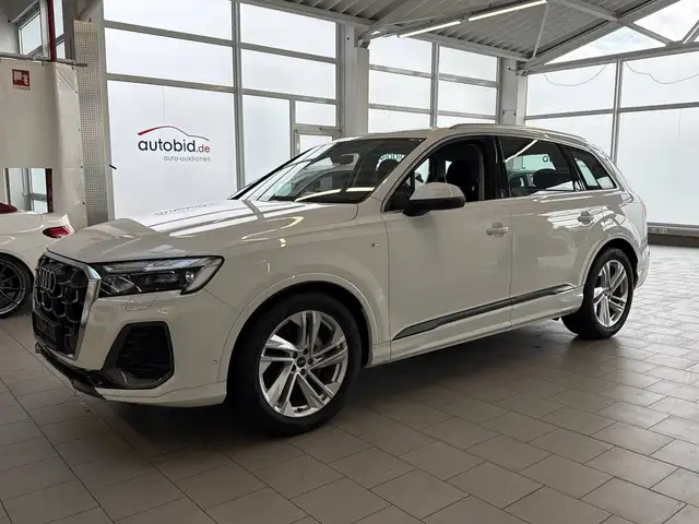 Audi Q7 view 6
