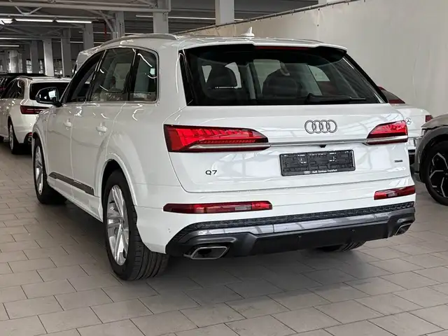 Audi Q7 view 7