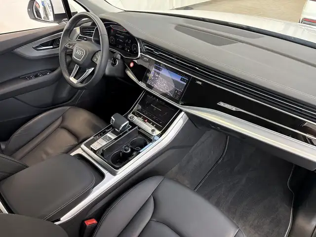 Audi Q7 view 11