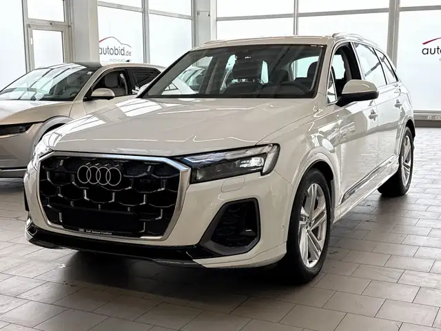 Audi Q7 view 3