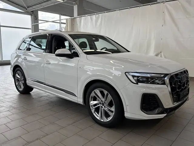 Audi Q7 view 4