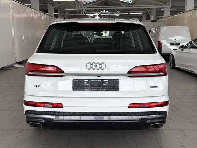 Audi Q7 view 2