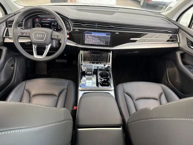 Audi Q7 view 10