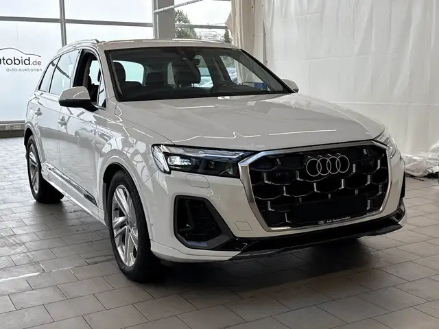 Audi Q7 view 5