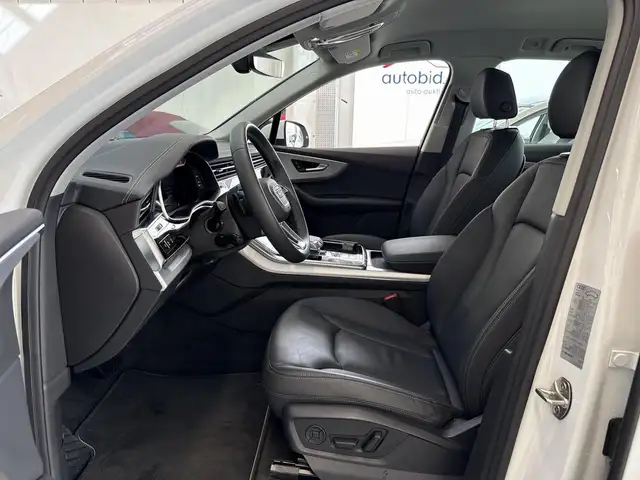 Audi Q7 view 12