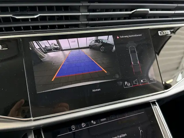 Audi Q7 view 15