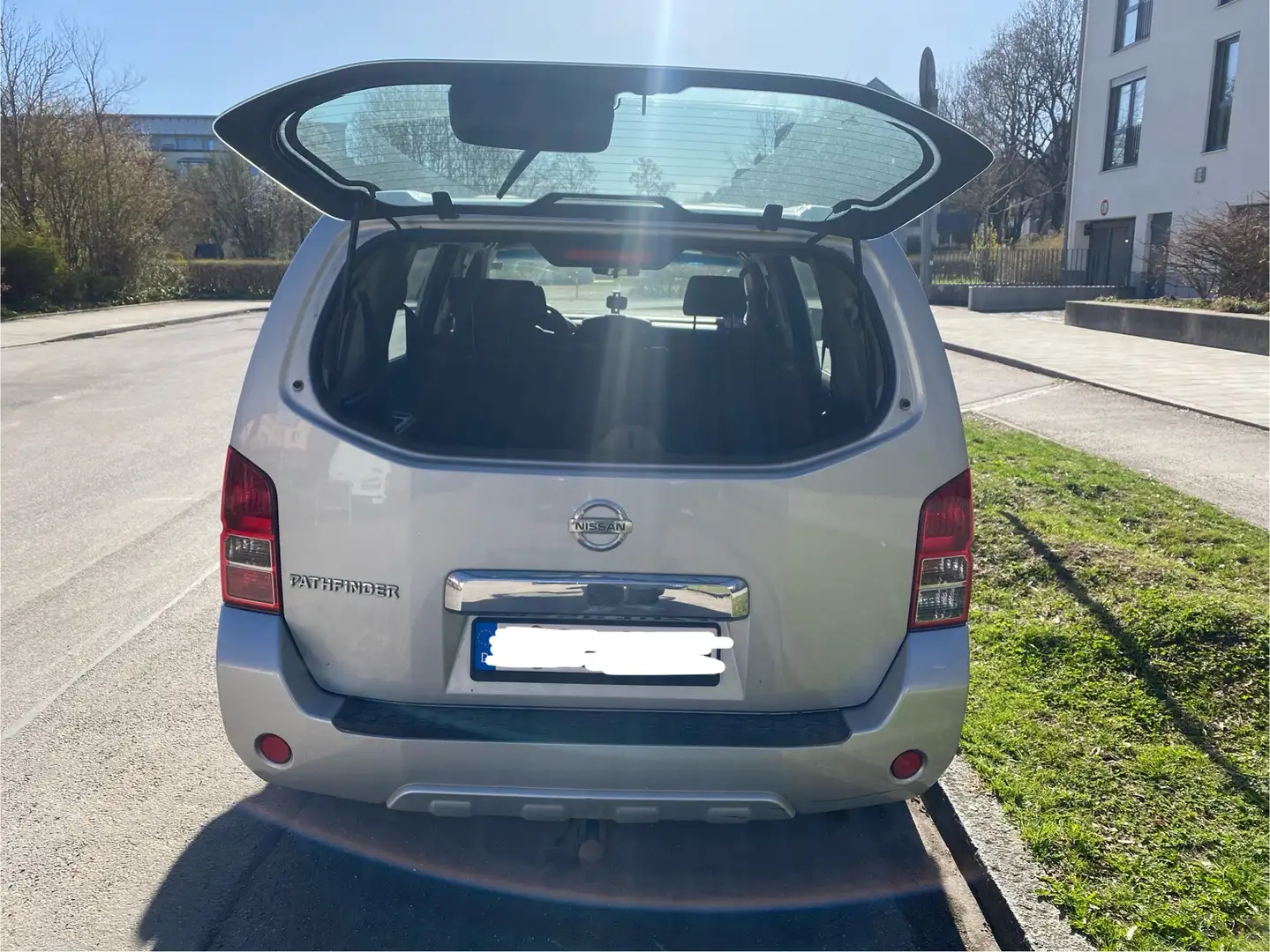 Nissan Pathfinder 2.5 dCi XE Silber - 2