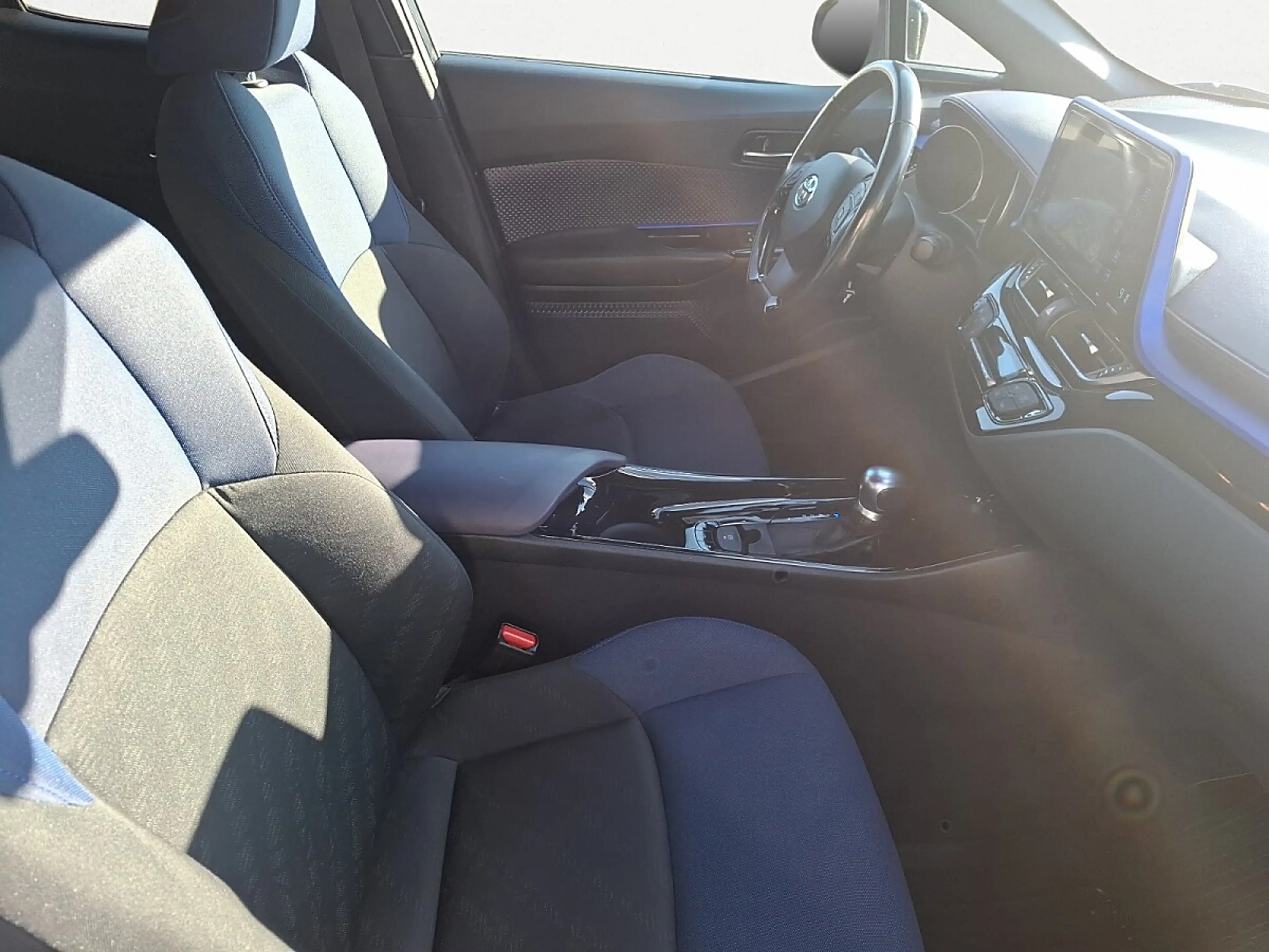 Toyota C-HR 1,8 Hybrid C-ULT CVT — photo 14