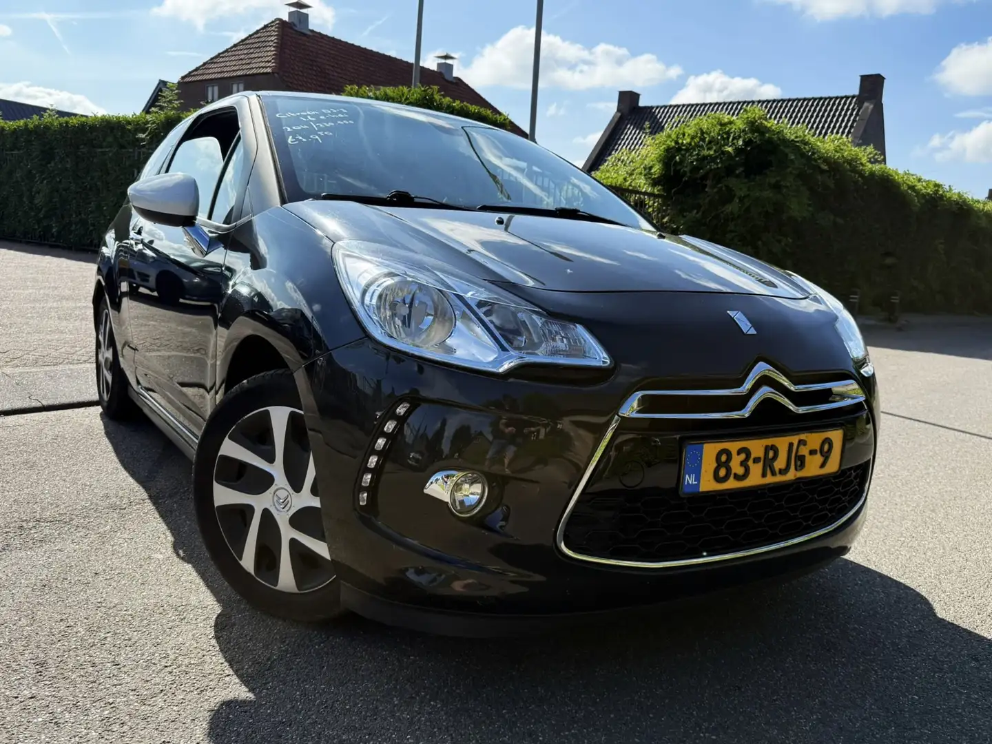 Citroen DS3 1.6 e-HDi SO CHIC NAVI/CLIMATE/CRUISE/LMV Zwart - 2