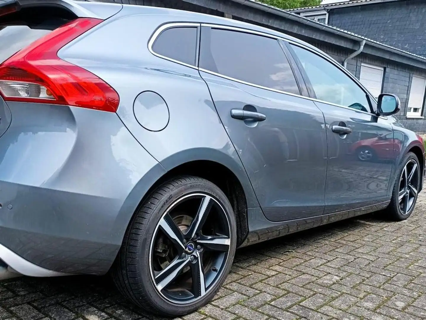 Volvo V40 V40 D3 R Design Silber - 1